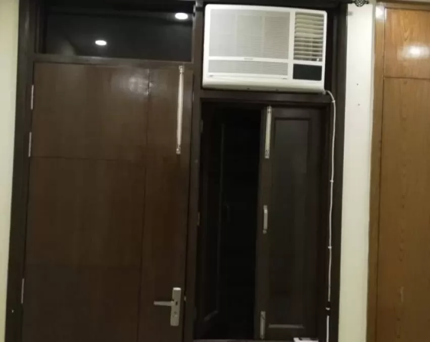 Single Room fully furnished  with food available in Qutab Metro Station in delhi